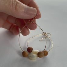 ギャラリービューアKoa Wood &amp; Mother of Pearl Pikake Bead - 14k Gold Filled Hoop Earringsに読み込んでビデオを見る
