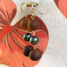 画像をギャラリービューアに読み込む, Koa Wood Bead with Tahitian Pearl- 14k Gold Filled Dangle Earrings
